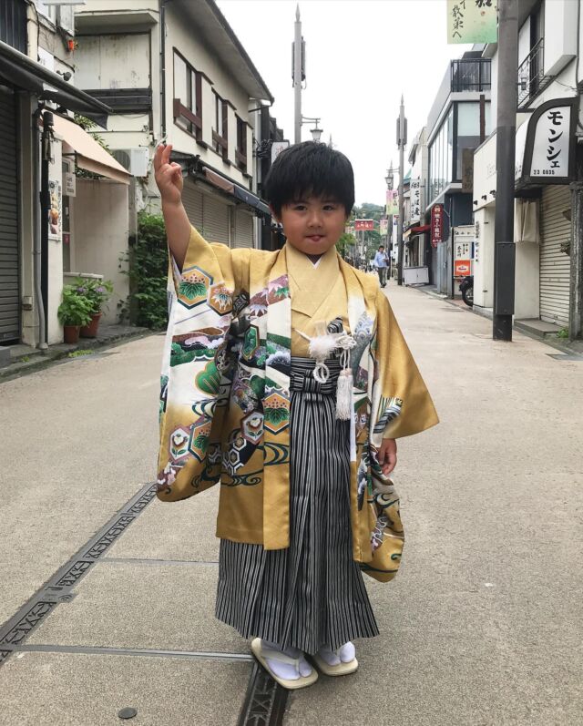 JR鎌倉駅より徒歩5分、レンタル着物の和装小袖です。

本日のかわいいお客様🌸

昨日お誕生日をお迎えになった㊗️5歳になりたての小さなお殿様✨✨

黄色い袴がとても明るく元気なおぼっちゃまにお似合いです！

七五三おめでとうございます😊

敷居は低く、質は高く。
着物を通してお客様に寄り添い特別な一日を…。
着物レンタル・婚礼前撮り、結婚式場出張、ロケーション撮影も可能な和装小袖です。
アクセスは鎌倉駅より徒歩5分！
鎌倉駅はJR横須賀線・湘南新宿ライン・江ノ島電鉄線(江ノ電)の3路線が乗り入れますので
東京駅、新宿駅からのアクセスも良好◎
留袖・訪問着・振袖・袴などのレンタルも行っておりますのでお気軽にお問合せ下さい。

#和装小袖
#レンタル着物
#鎌倉
#着物レンタル
#七五三
#七五三3歳
#七五三5歳
#七五三7歳
#七五三レンタル
#七五三ロケーションプラン
#日本髪
#鶴岡八幡宮
#結婚式
#前撮り
#婚礼
#結婚式前撮り
#婚礼前撮り
#結婚式前撮りロケーションフォト
#結婚
#結婚式お呼ばれ
#留袖レンタル
#訪問着レンタル
#和が好きな人と繋がりたい
#kimono
#kamakurajapan